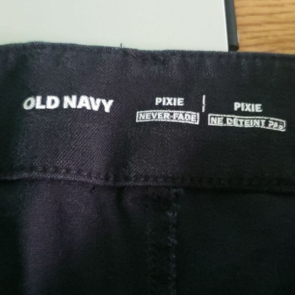 3 for $25 Old Navy Black Pixie Crop Pants 8 - Picture 4 of 6